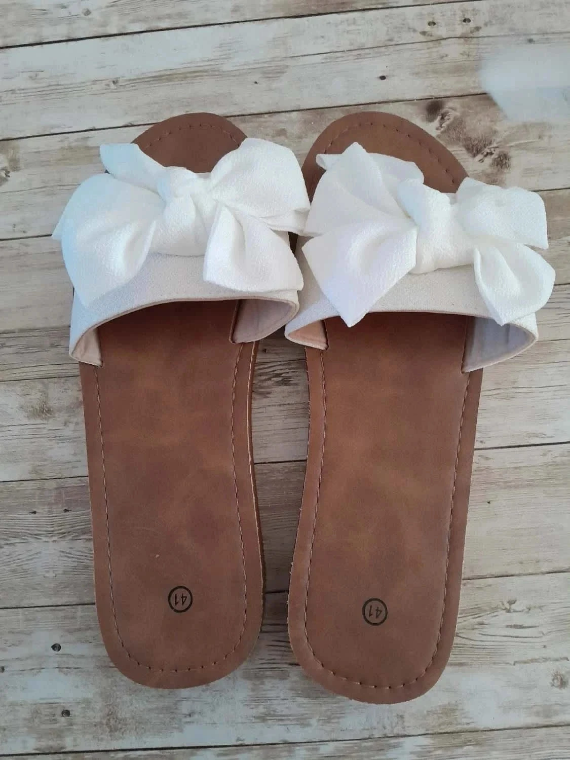 Claquettes blanches taille 41 avec grand noeud